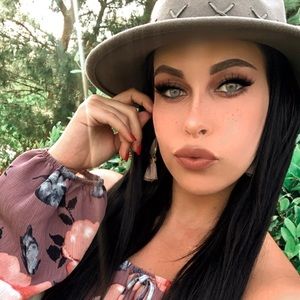 Meet your Posher, Victoria